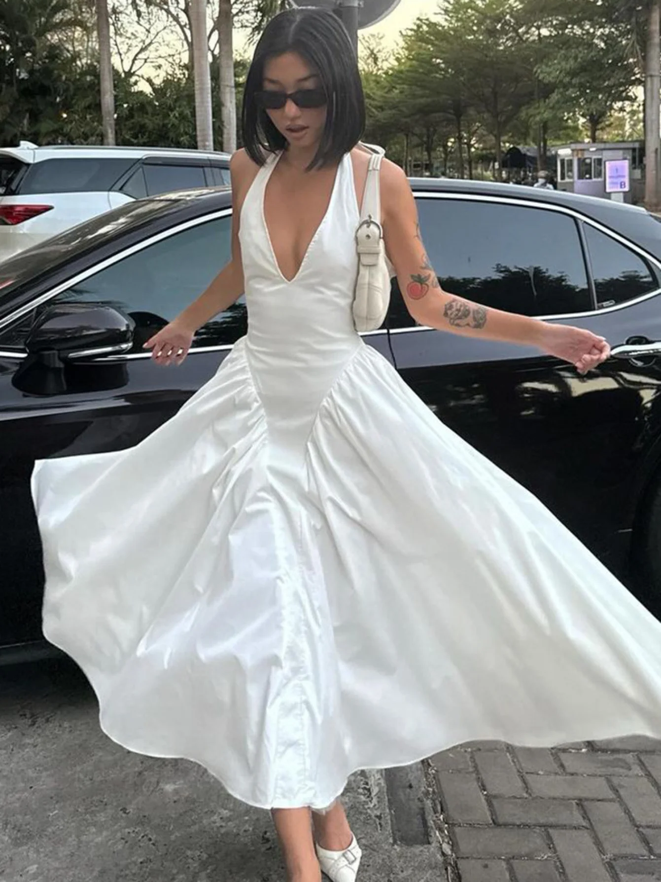 A new solid color sexy deep V cut-out halter-neck, and elegant wide-hem dress for ladies