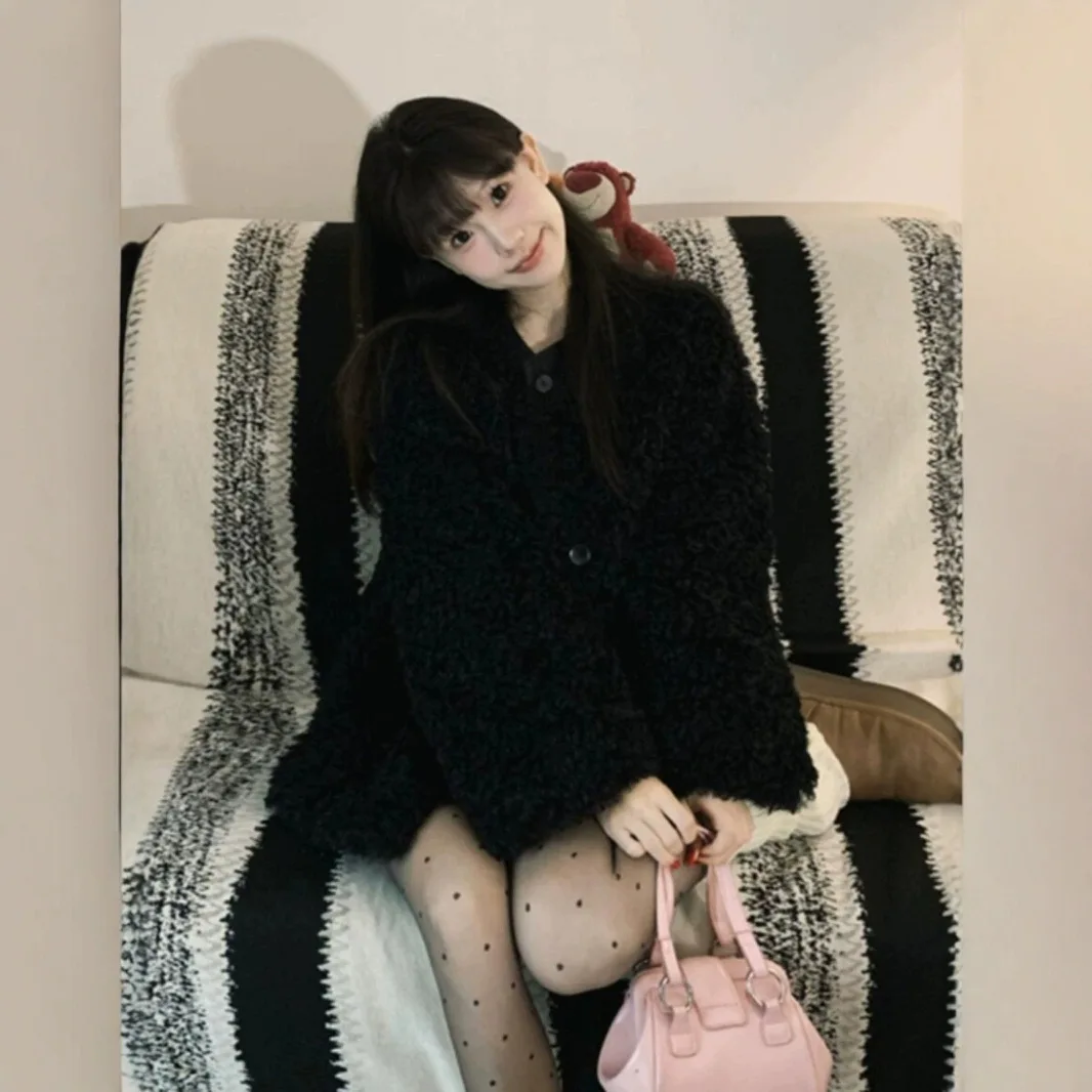 معطف نسائي من فرو الصوف الصناعي سترة قصيرة متينة بياقة مقلوبة وأكمام طويلة مفتوحة الغرز مستقيمة أنيقة غير رسمية لخريف وشتاء 2025