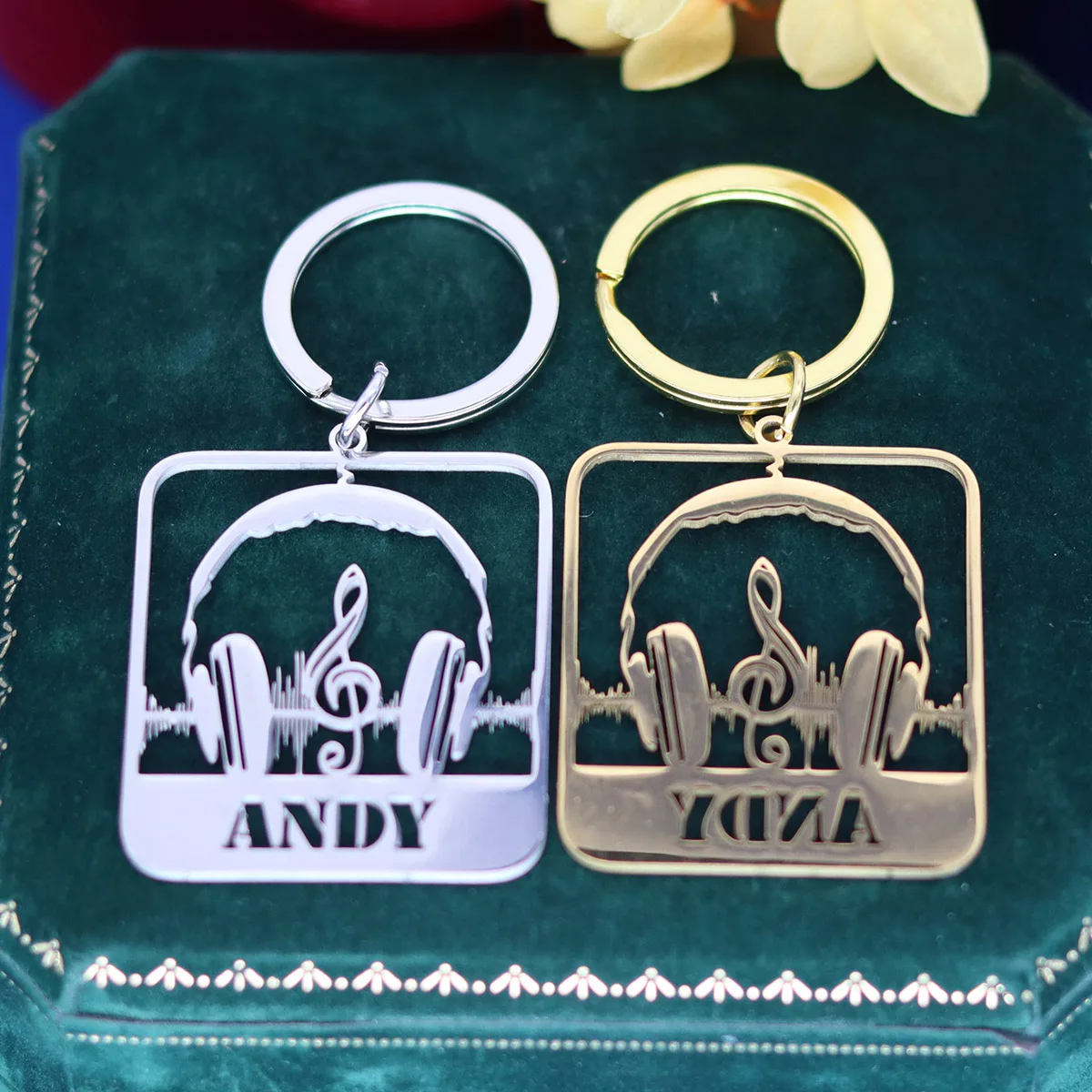 

Музыкальный брелок для наушников с индивидуальным именем, персонализированные брелки с подвеской из нержавеющей стали для женщин и мужчин, брелок для ключей, ювелирные изделия по индивидуальному заказу