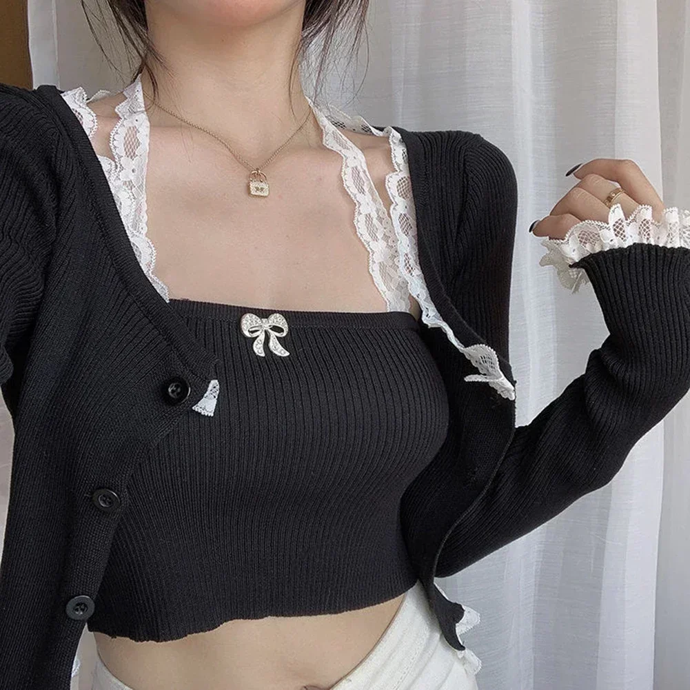 

Изысканный женский ансамбль с элегантными кружевными деталями на современном комплекте из двух предметов, включая жилетку и жакет с бретелькой на шее.