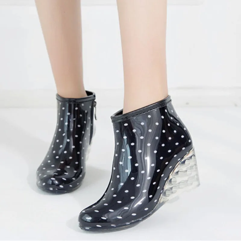 ผู้หญิงรองเท้าฝนกันน้ํา Overshoes หญิง Soft Sole Anti-SLIP PVC พลาสติกรองเท้าแฟชั่นพิมพ์ WEDGE รองเท้าส้นสูงซิป Gumboots