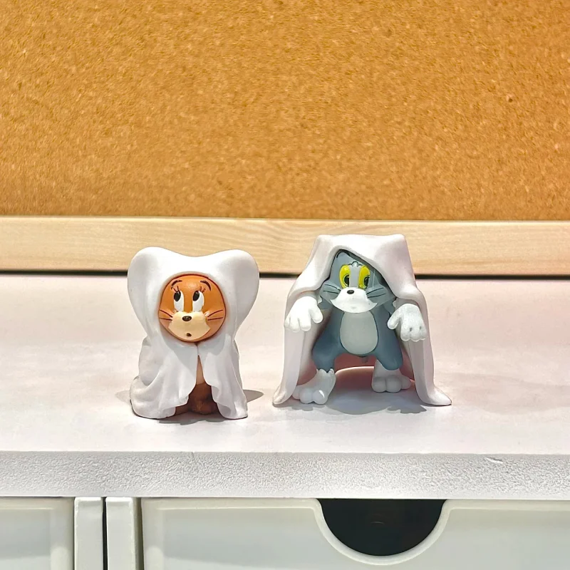 TAKARA TOMY 4pcs Gashapon Tom และ Jerry Ghost เครื่องแต่งกาย Hide-And-Seek อะนิเมะรูปของเล่นสําหรับของขวัญเด็กสะสมเครื่องประดับ