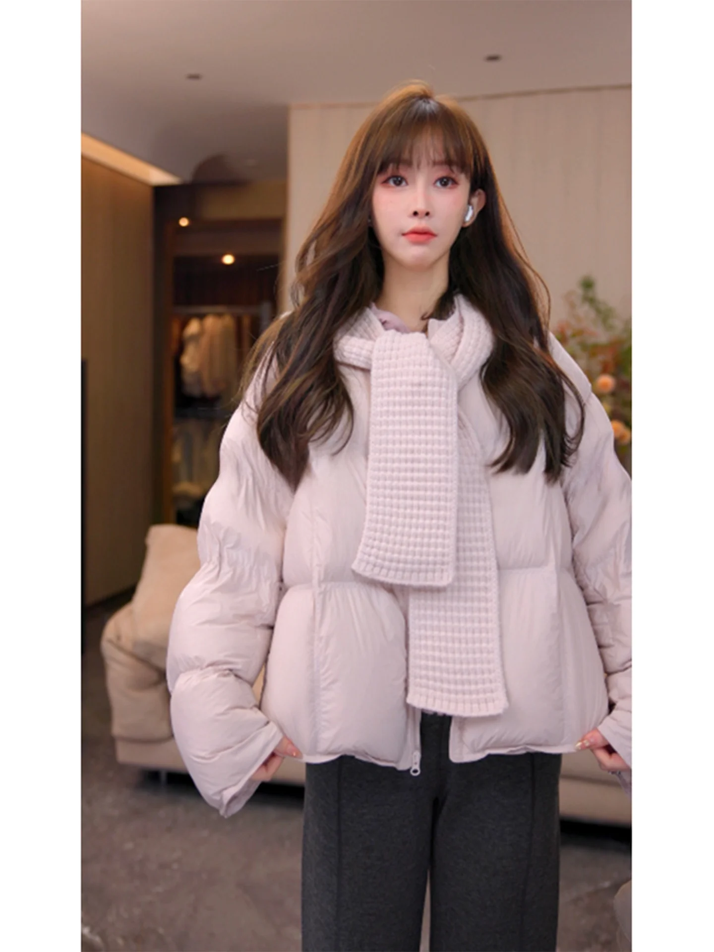 

Куртка Mimius Sweet из вязаной пашмины с утиным пухом: теплая, с отслеживаемым происхождением, трехзвездочная по комфортности, с наполнителем высокой плотности, со съемным капюшоном, длинный рукав.