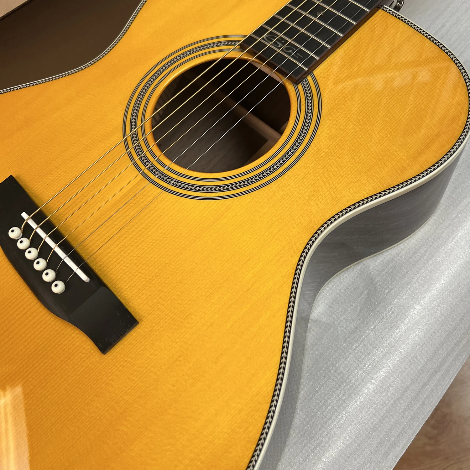 

Acoustic Guitar 000 28EC Eric Clapton Signature Model 1997 Acoustic Guitar