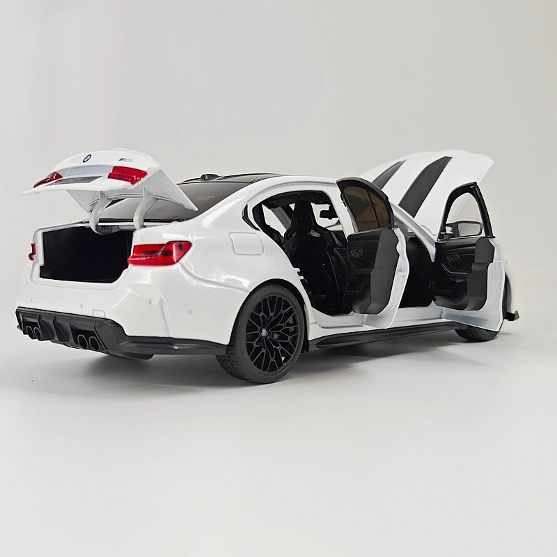 1:18 simulation BMW M3 CS LCI alloy supercar model, doors can be opened, steering shock absorber static car ornament