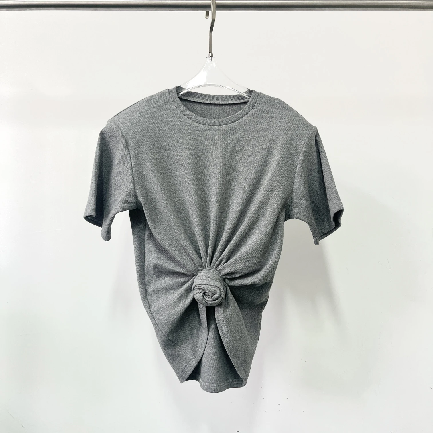 Y2K Knotted Twist Knitted Threaded Round Neck Top Women Fashionable and Versatile Navel Padded Shoulder Short-Sleeved T-Shirt image 3