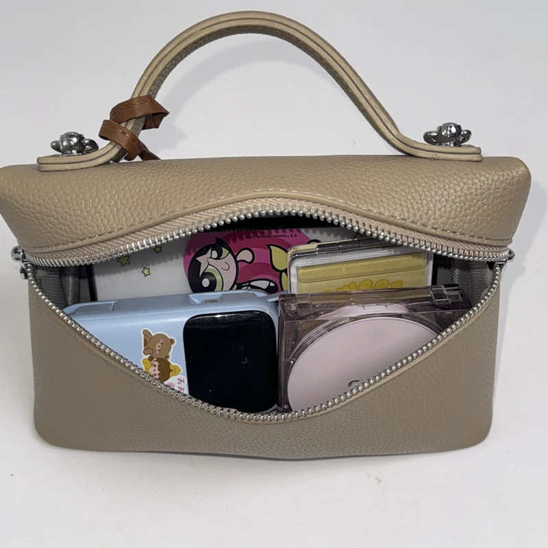 Luxuriöse Handtasche aus Kunstleder mit Kieselstein-Optik für Damen, Umhängetasche mit Henkel und Pferdeanhänger, Retro-Reise-Kosmetiktasche, Schultertasche – Detail 11