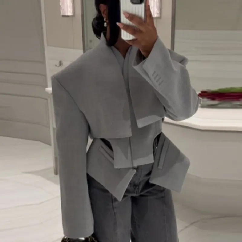 

Серый однотонный асимметричный блейзер-пиджак для женщин: шикарный, с подплечниками, длинными рукавами, разрезами, повседневный, в уличном стиле, французский дизайн