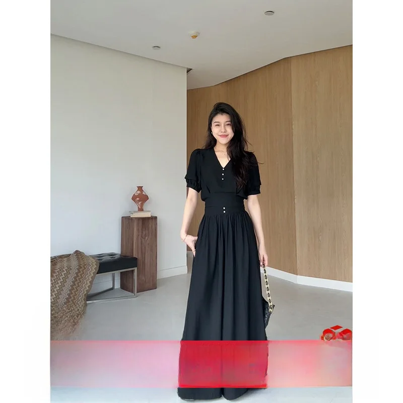 

Комплект из двух предметов: брюки прямого кроя с высокой талией и свободным покроем из ткани «сухая орхидея» и блузка с V-образным вырезом на пуговицах для женщин...