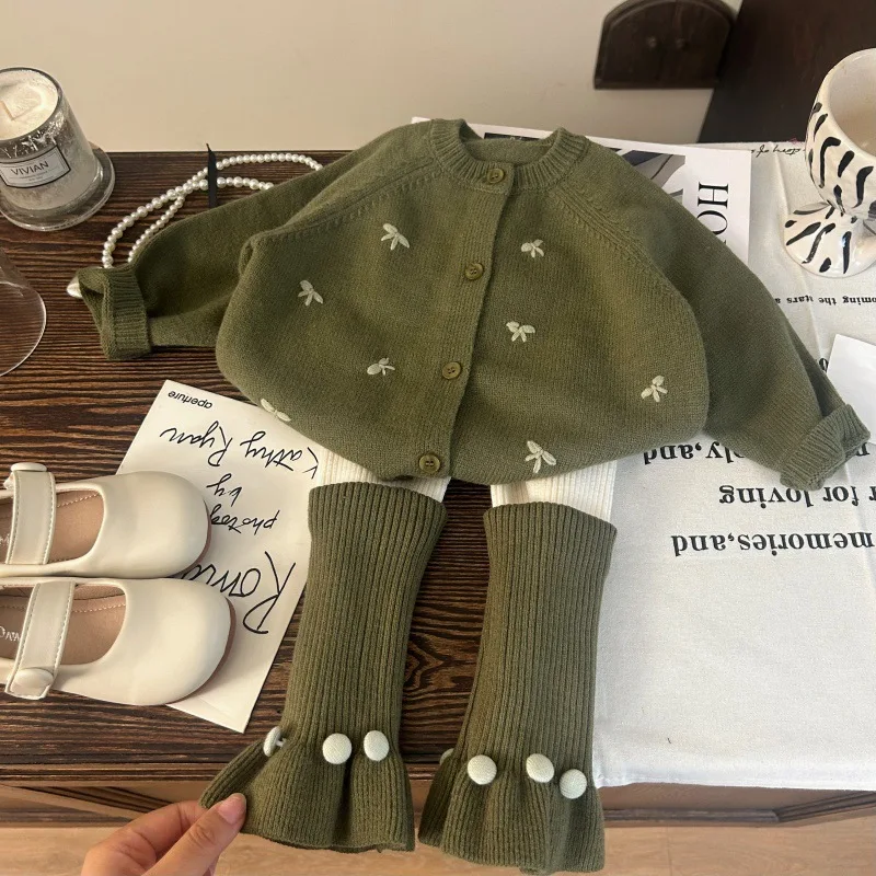 

Комплект для девочек 2025 года, корейская версия, новый осенний свитер с бантом, кардиган, вязаные носки, леггинсы, модный комплект из двух предметов