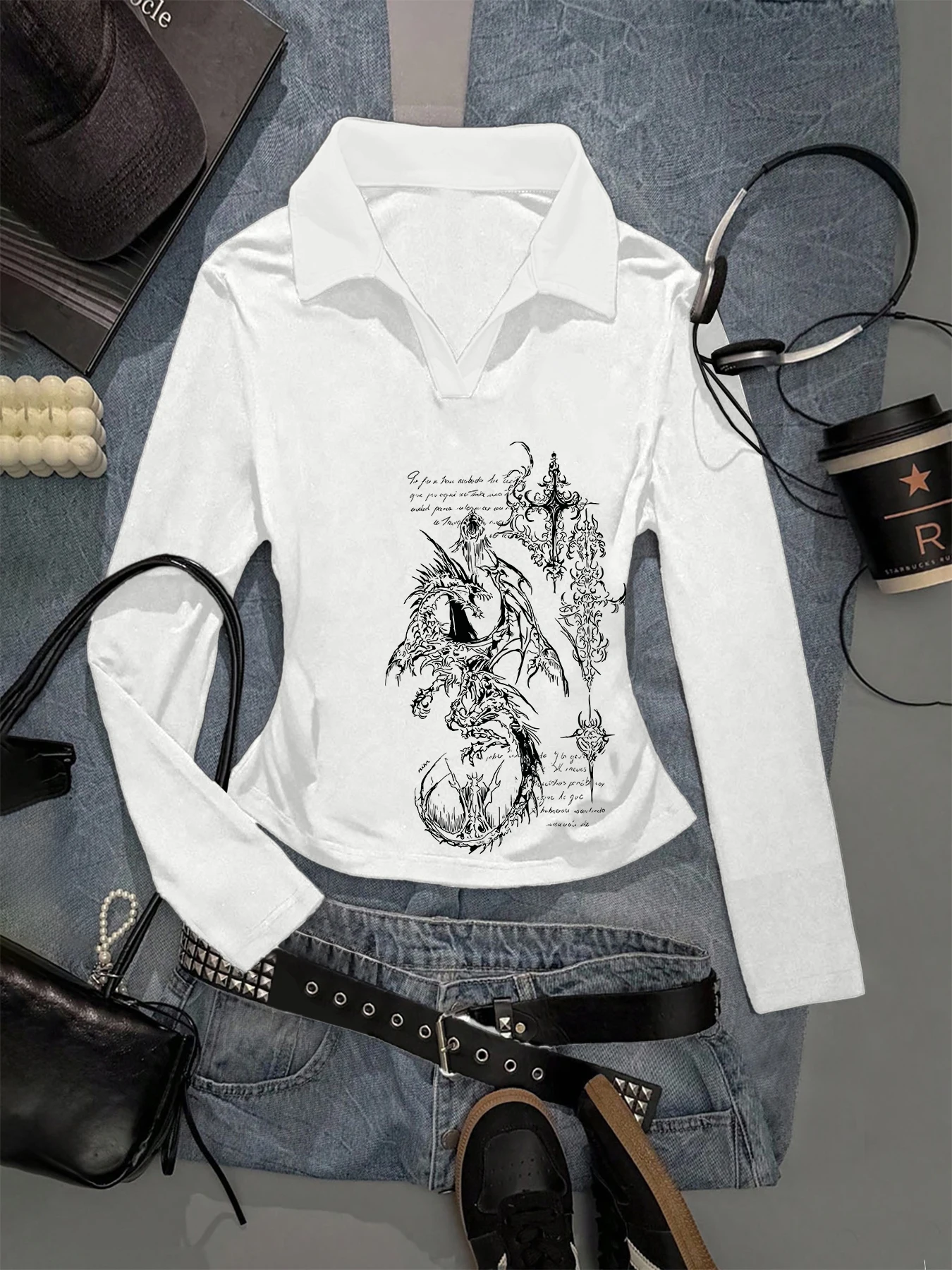 

This stunning autumn/winter women's slim-fit polo shirt with long sleeves is both simple and stylish, just what you need.