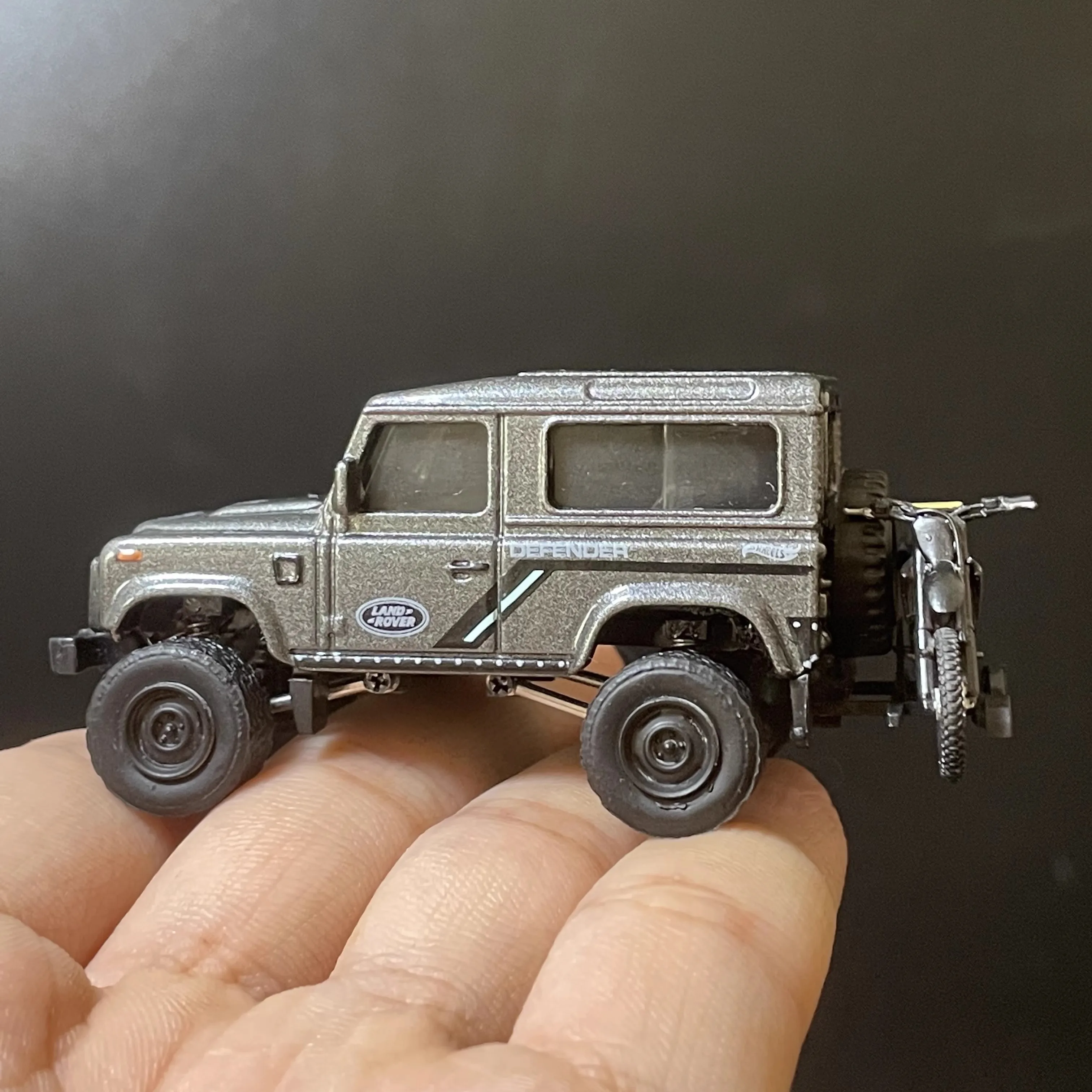 1:64  Rover Defender D90 Shock Modified Model Decorated Set