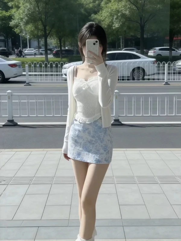 

Комплект для пляжного отдыха: красивый женский летний корейский милый белый кардиган, топ на бретельках и короткая юбка с цветочным принтом, три предмета