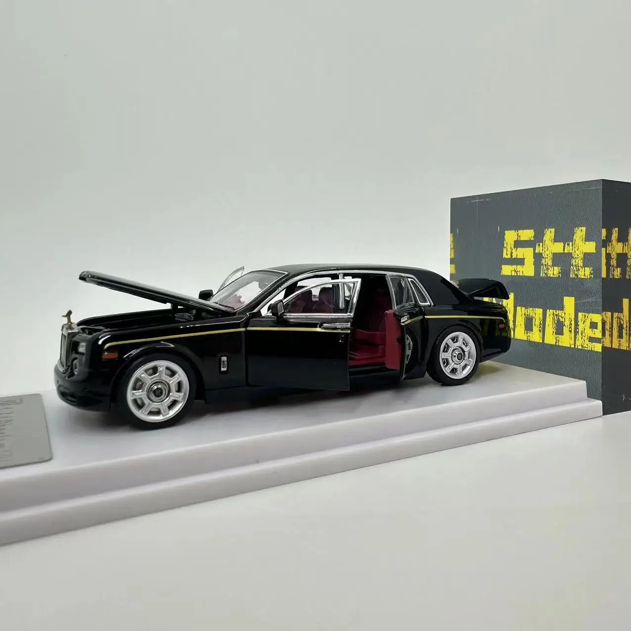 DCM 1:64 Royce Phantom BlackSilver /Dragon of Year Edition Diecast Model Car