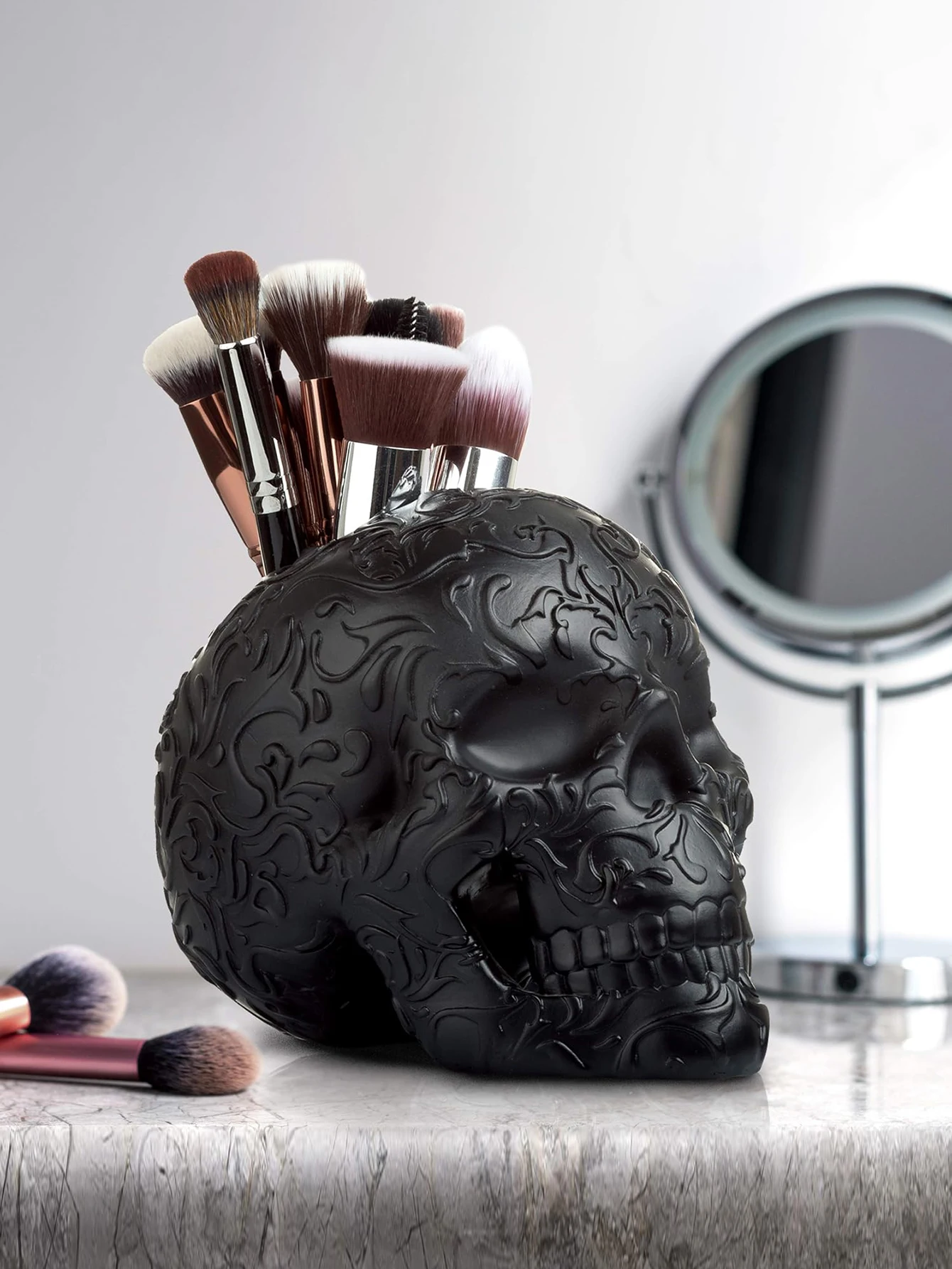 1pcs Halloween Skull Eyebrow Brush Holder: Made of Resin for Indoor and Outdoor Use, Pen Holder Storage Decorative Crafts