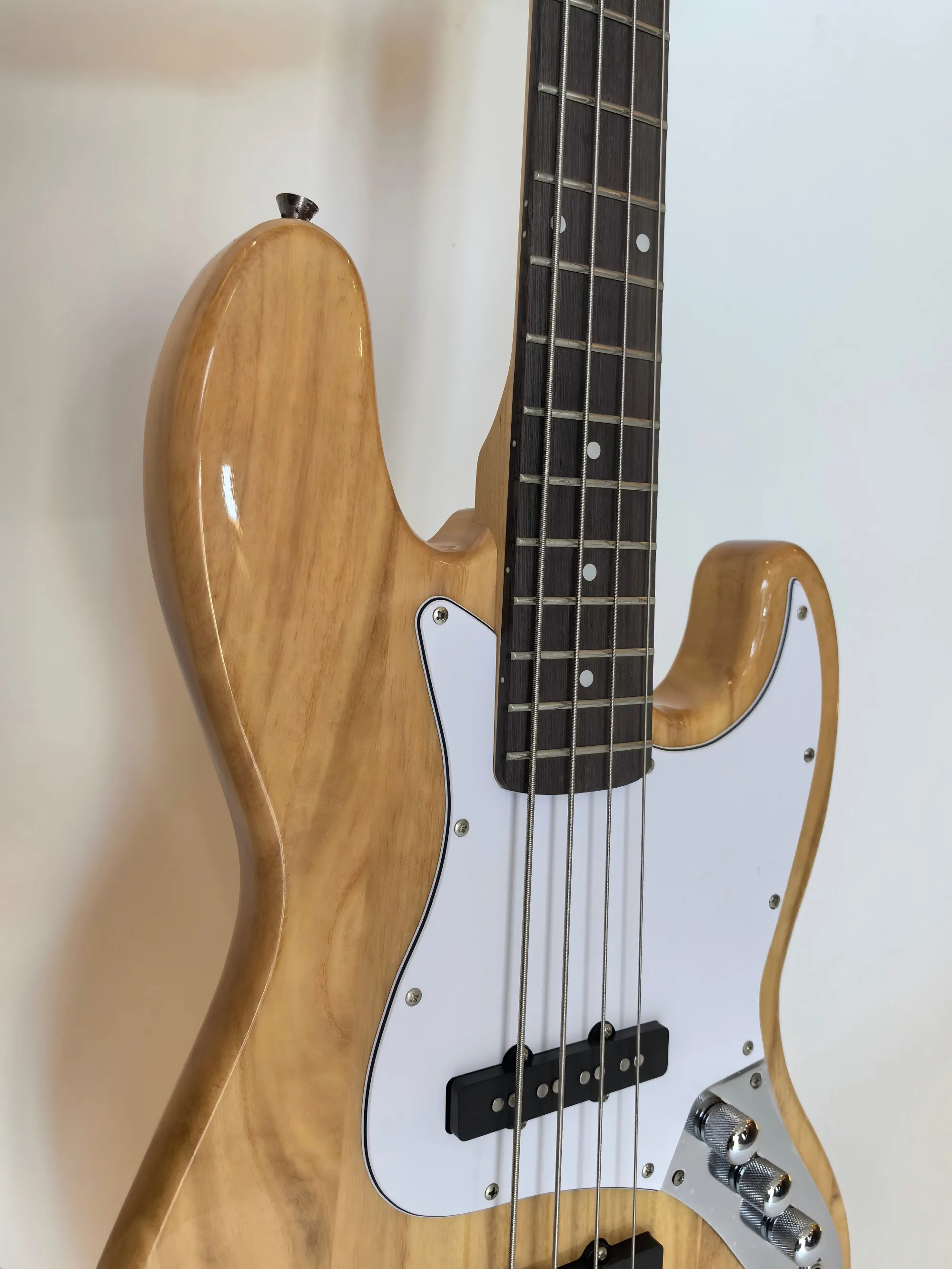 In stock, single pickup, 4 string Sycamore bass, factory direct, can be customized, order can be shipped. Maple electric guitar.