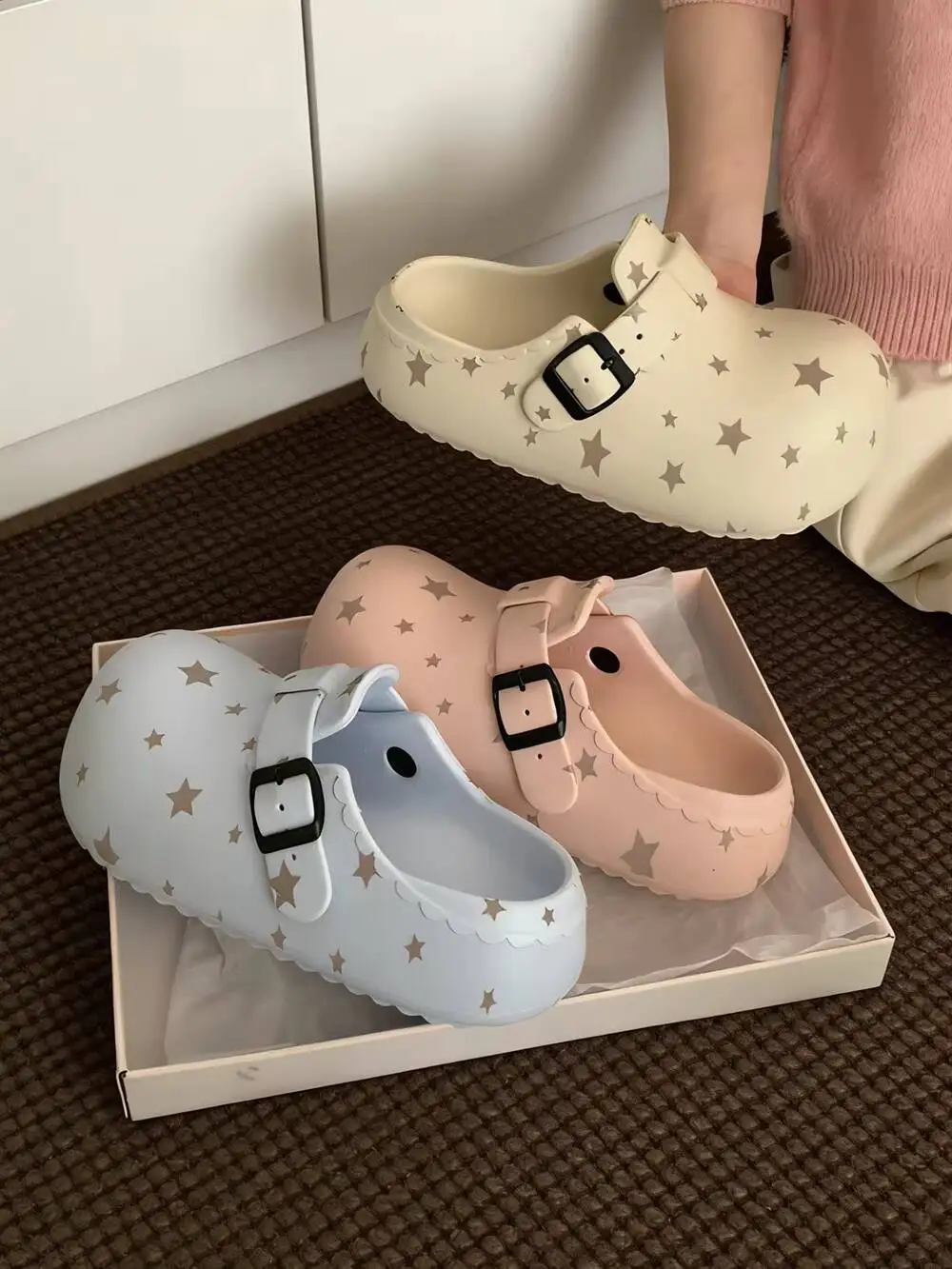 

Women Thick Sole Garden Shoes 2026 Summer Women's Star Pattern Closed Toe Slippers Slip On Waterproof Anti-Slip Outdoor Slides