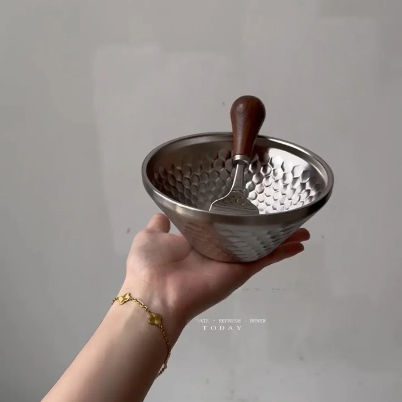 Double Layered 304 Stainless Steel Rice Bowl with Hammered Finish V-Shaped Lid Dessert Sand Ice Bowl Soup Bowl Home Use