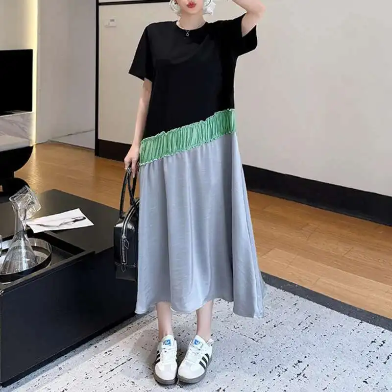 Letnia Sukienka z Temperamentem, Elegancka, z Octanu, Satynowa, Gładka, w Stylu Color Block, z Krótkim Rękawem, z Naszywkami i Falbanami.