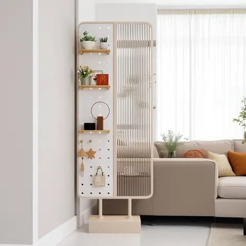 크림풍 파티션, 바닥에서 천장까지 펀칭되지 않은 이동식 스크린, 거실은 문을 향하고 있으며 침실은 소파 옆에 있습니다.