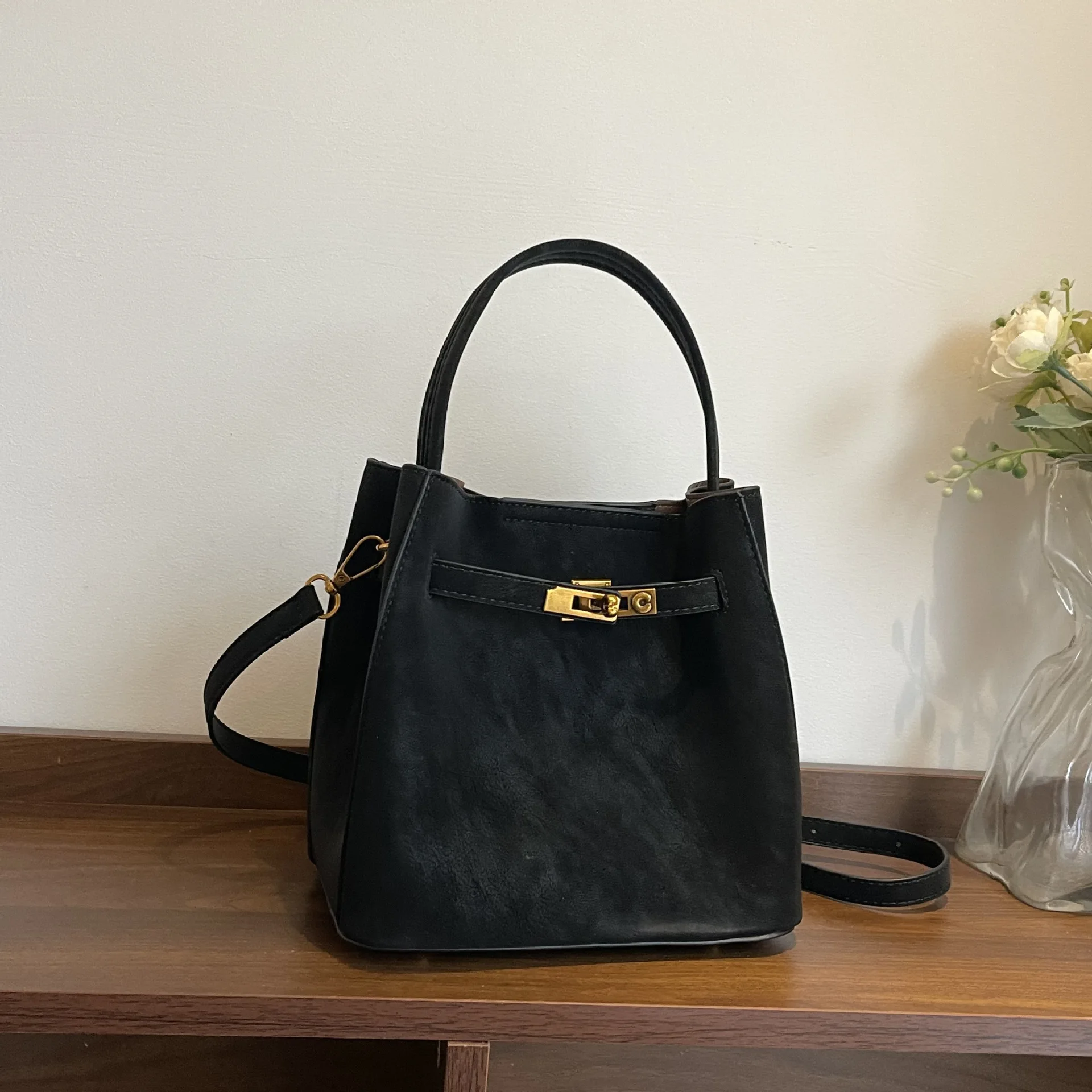 

Женская сумка-ведро, нишевая замшевая кожаная сумка для мамы-детского дизайна, винтажная пряжка на ремне, персонализированная повседневная сумка через плечо