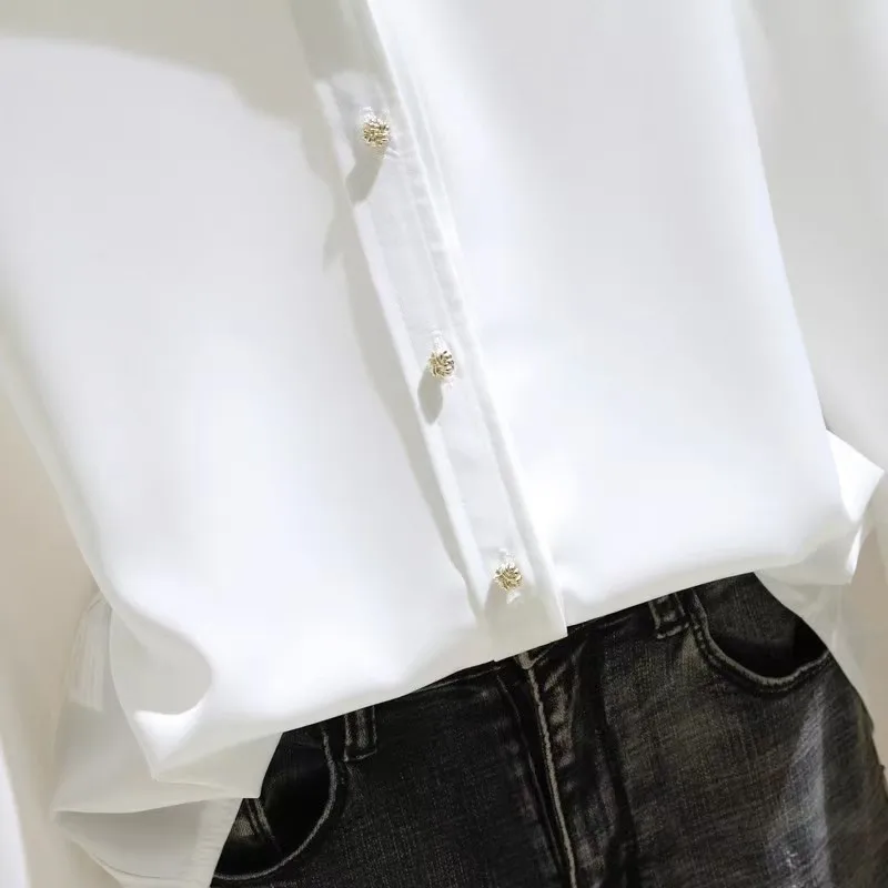เสื้อเชิ้ตผู้หญิงสไตล์ใหม่สำหรับฤดูใบไม้ร่วง สีขาวเรียบง่าย คอวี แขนยาว เหมาะสำหรับใส่ทำงาน ดูสง่างาม  เสื้อผู้หญิงลำลอง ดีไซน์โดดเด่นไม่ซ้ำใคร