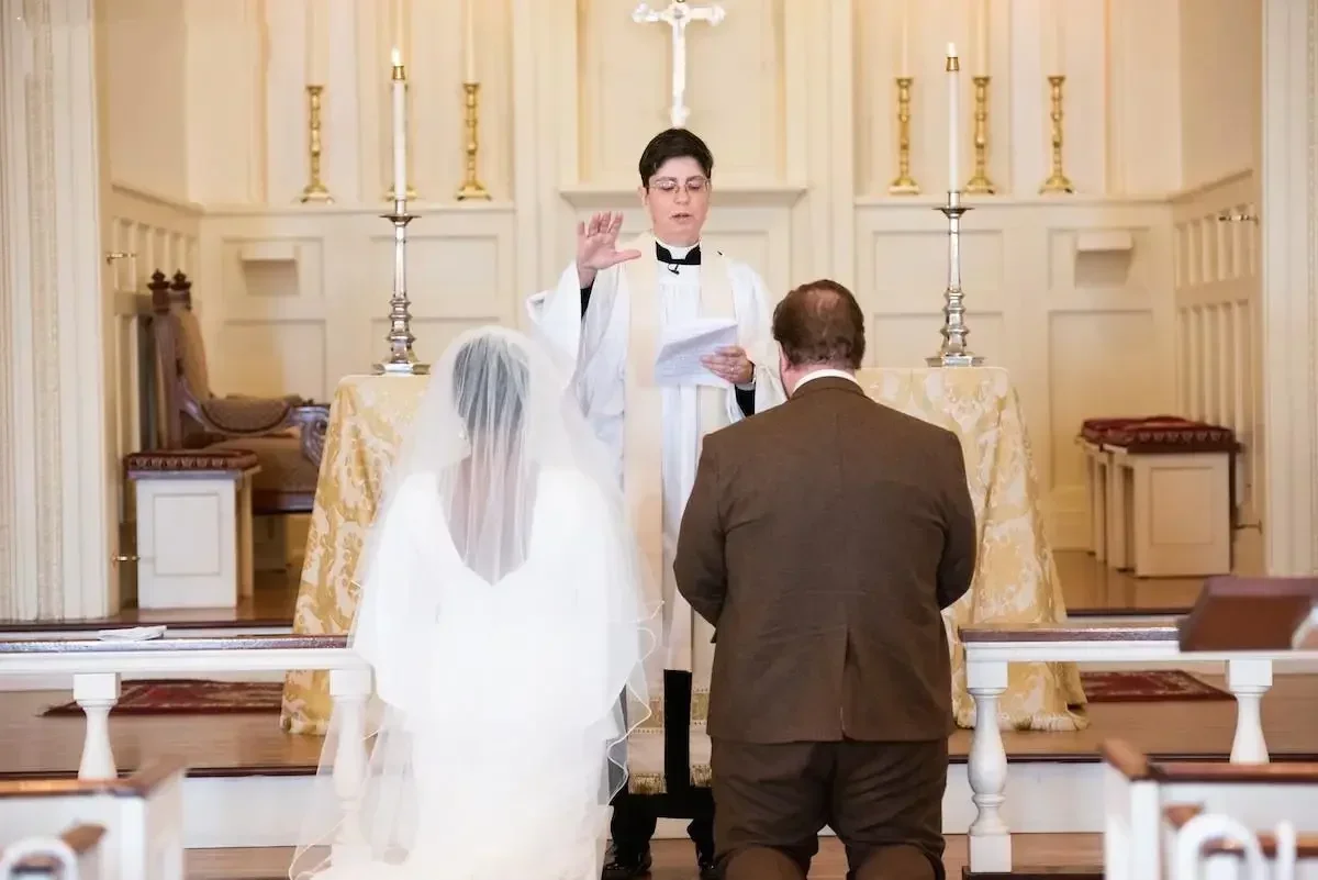 Abito da sposa in raso con scollo a V profondo personalizzato Sweep Train Abiti da sposa Maniche ad aletta Bottoni senza schienale Abito da sposa sul retro