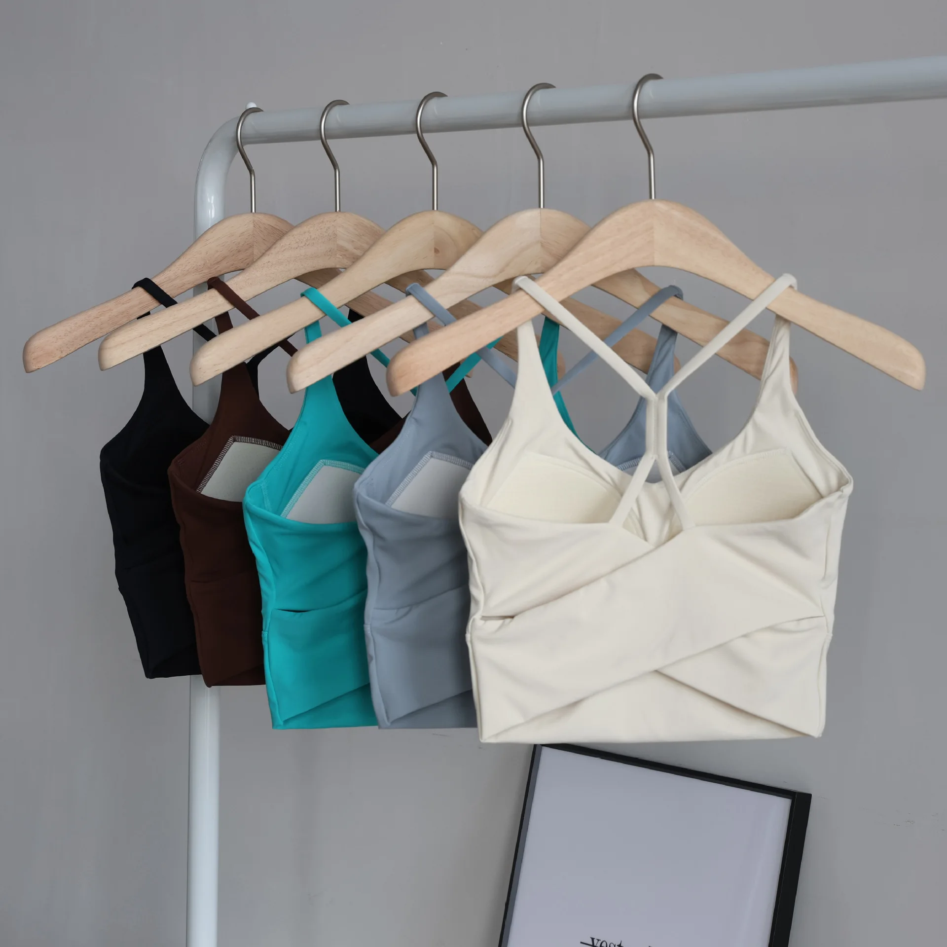 Pilates Sports Camisole Vest Women's One-piece External Wear Fixed Chest Pad, Fitness Shock-absorbing Cross Back Yoga Bra