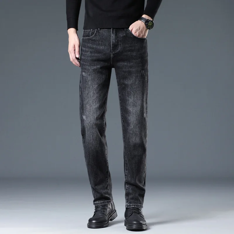 กางเกงยีนส์ผู้ชายสีดำเทาปักลายกระเป๋าหลังแฟชั่น แบรนด์หรูหราทันสมัย รุ่นฤดูใบไม้ร่วงปี 2025 รุ่นยุโรประดับไฮเอนด์