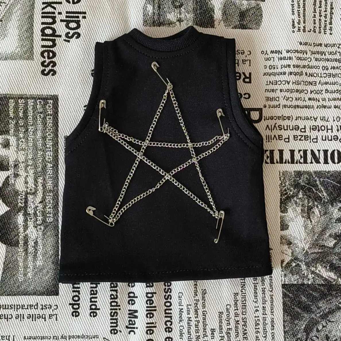 BJD 4-piece set of black or white chain sleeveless vest, personalized chain work pants, and hat, versatile for men and women