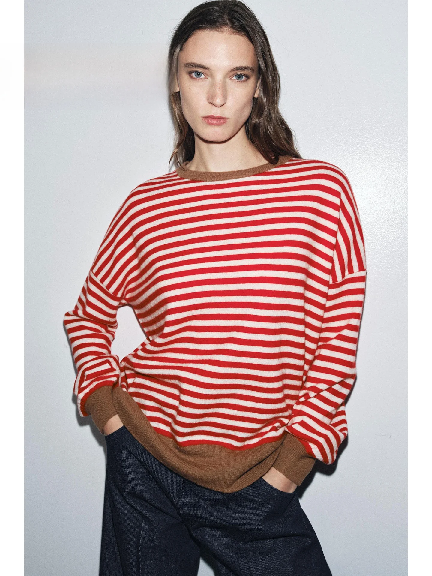 เสื้อถักลายทางทรงหลวม สปริง 2026 คอกลม แขนยาว สไตล์ลำลอง ช่วยให้ดูผอมเพรียว แฟชั่นสำหรับผู้หญิง