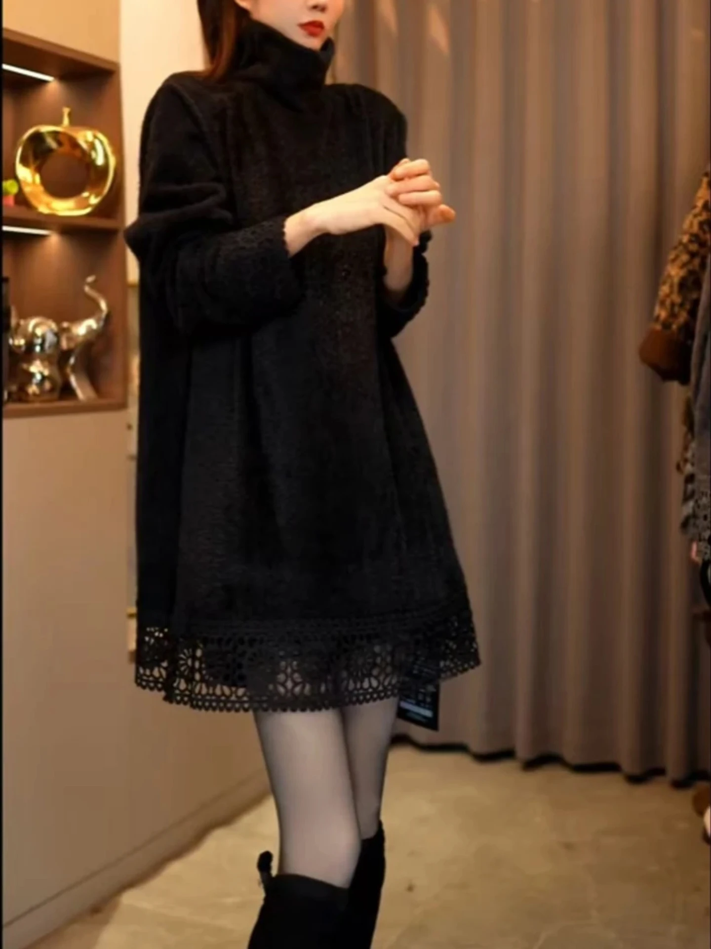 

Длинная футболка све с высоким воротником и кружевной отделкой, женская свободная утягивающая футболка средней длины, большие размеры, модный топ для внутренней одежды