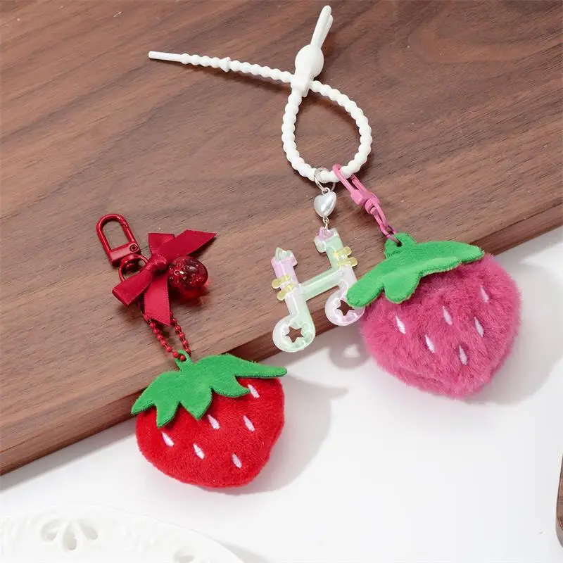 1 Stück Süßer Erdbeer-Schleifen-Plüsch-Schlüsselanhänger für Rucksack, Handykette, Tasche, DIY-Schlüsselring, Mädchen-Geschenke