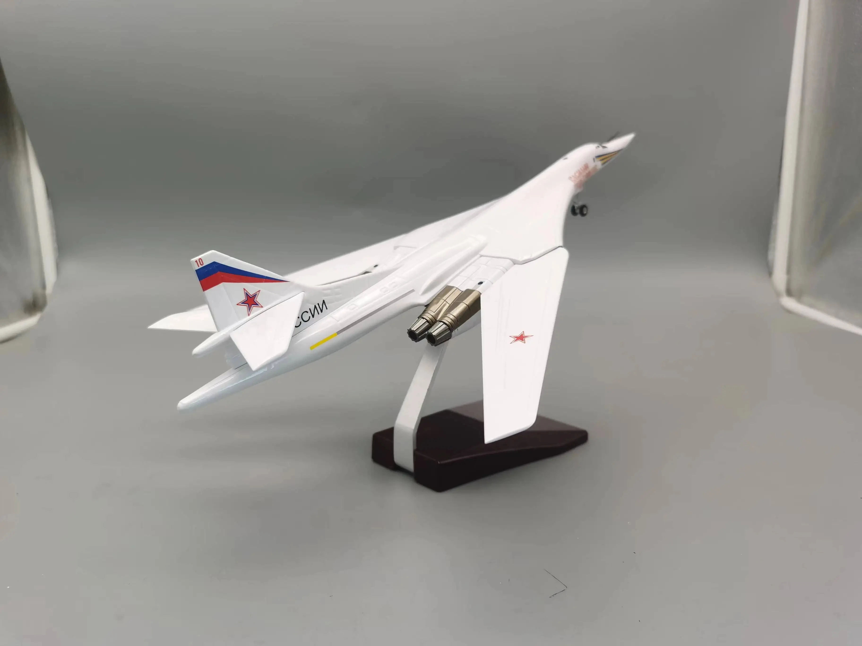 Imagem -02 - Modelo de Aeronave de Liga para Adultoscolecionáveis Aviões Russos Figura Cisne Branco de Longo Alcance Sênior Tu160 1: 144 Fãs