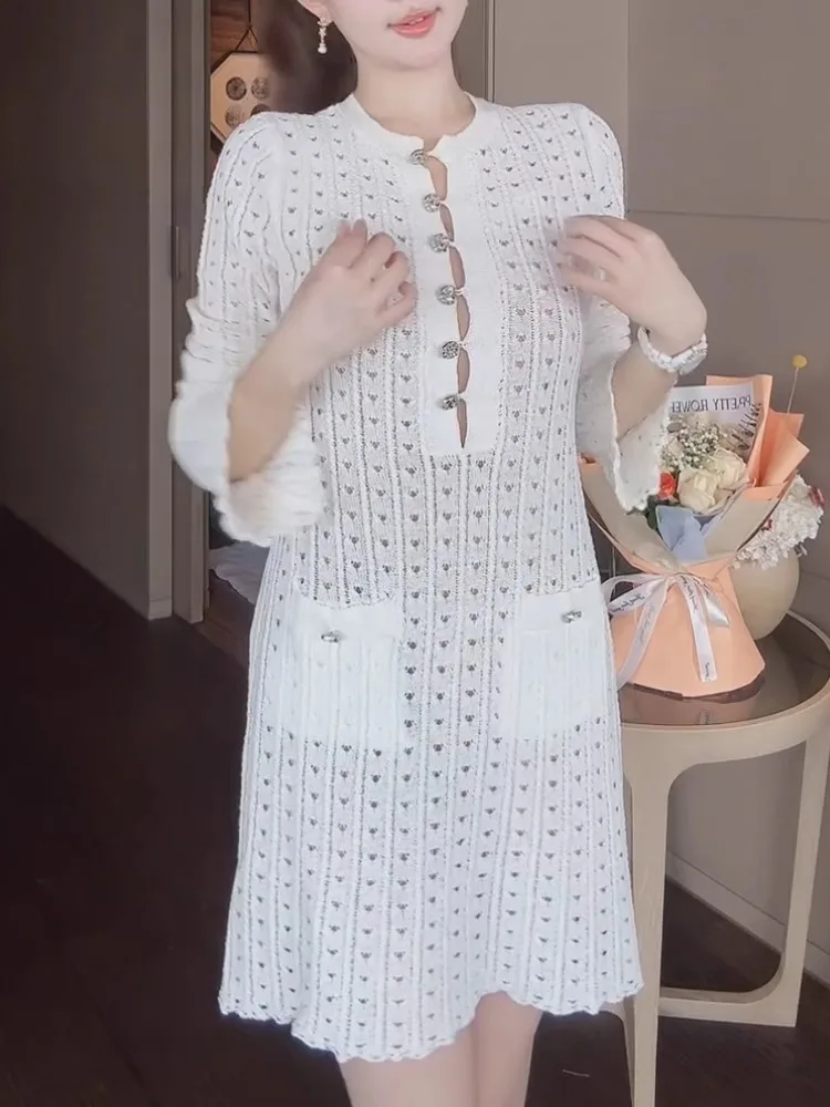 Vestido Branco de Malha Vazada com Camadas, Primavera Verão, Cintura Alta, Saia Evasê, Manga Longa, Gola Redonda, Tecido Fino