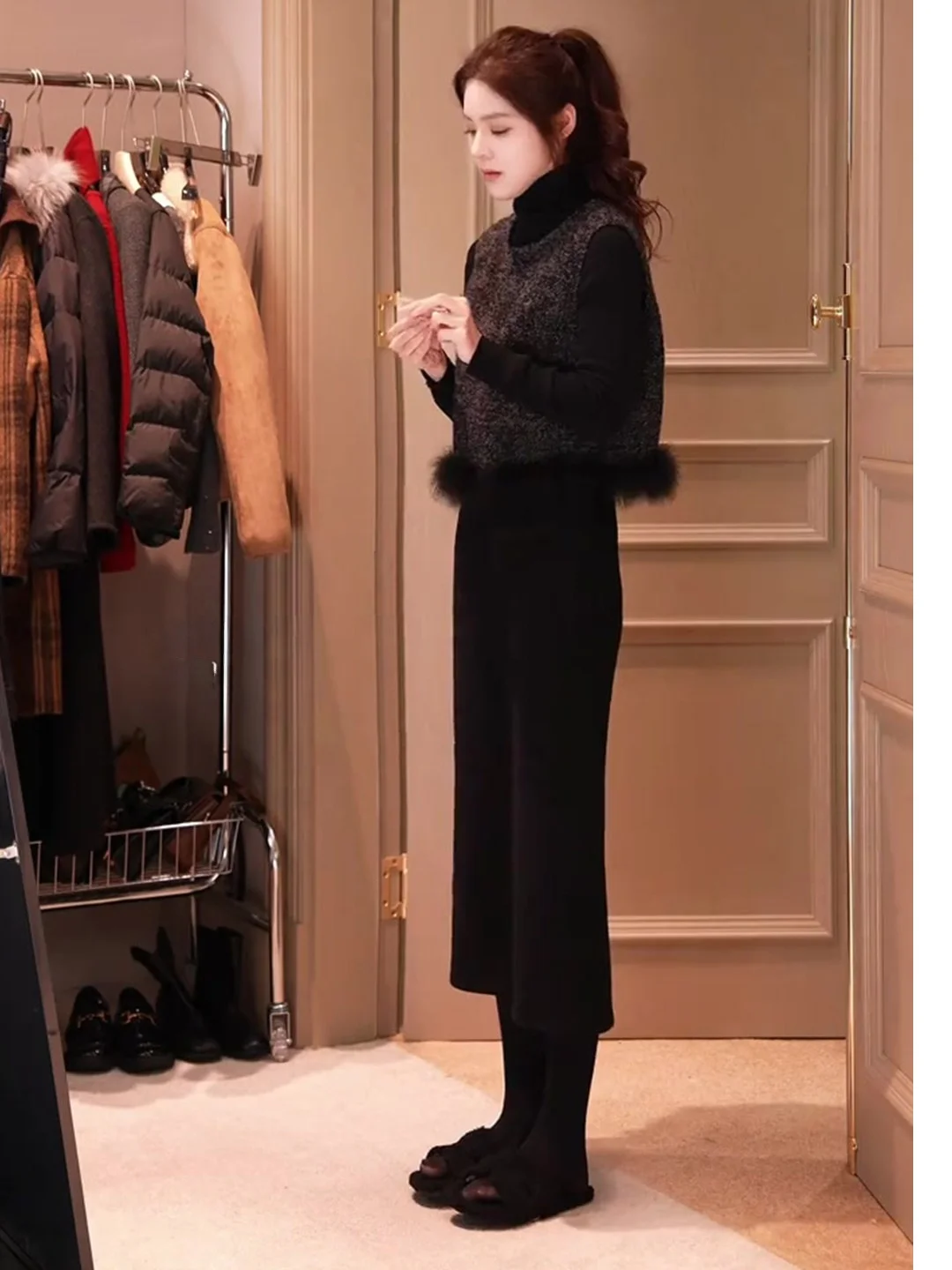 Elegant Korean Style Women's Vest Padded round Neck Sleeveless Furry Warm Short Length Fashionable Autumn Winter Outerwear
