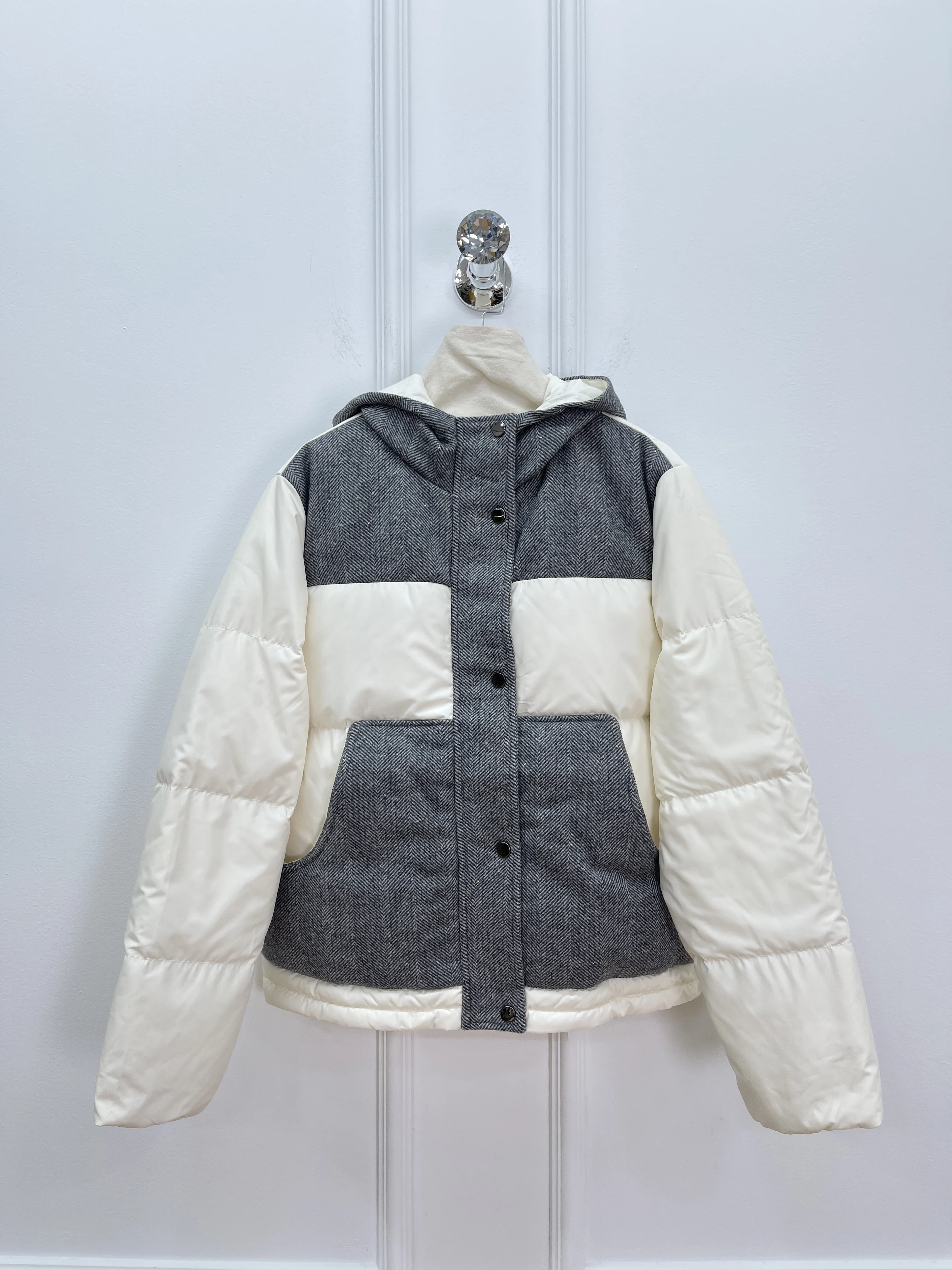 2025 Otoño e Invierno nueva chaqueta de plumas de ganso empalme de lana australiana 90 chaqueta de manga larga acolchada con capucha de plumas de ganso blanco