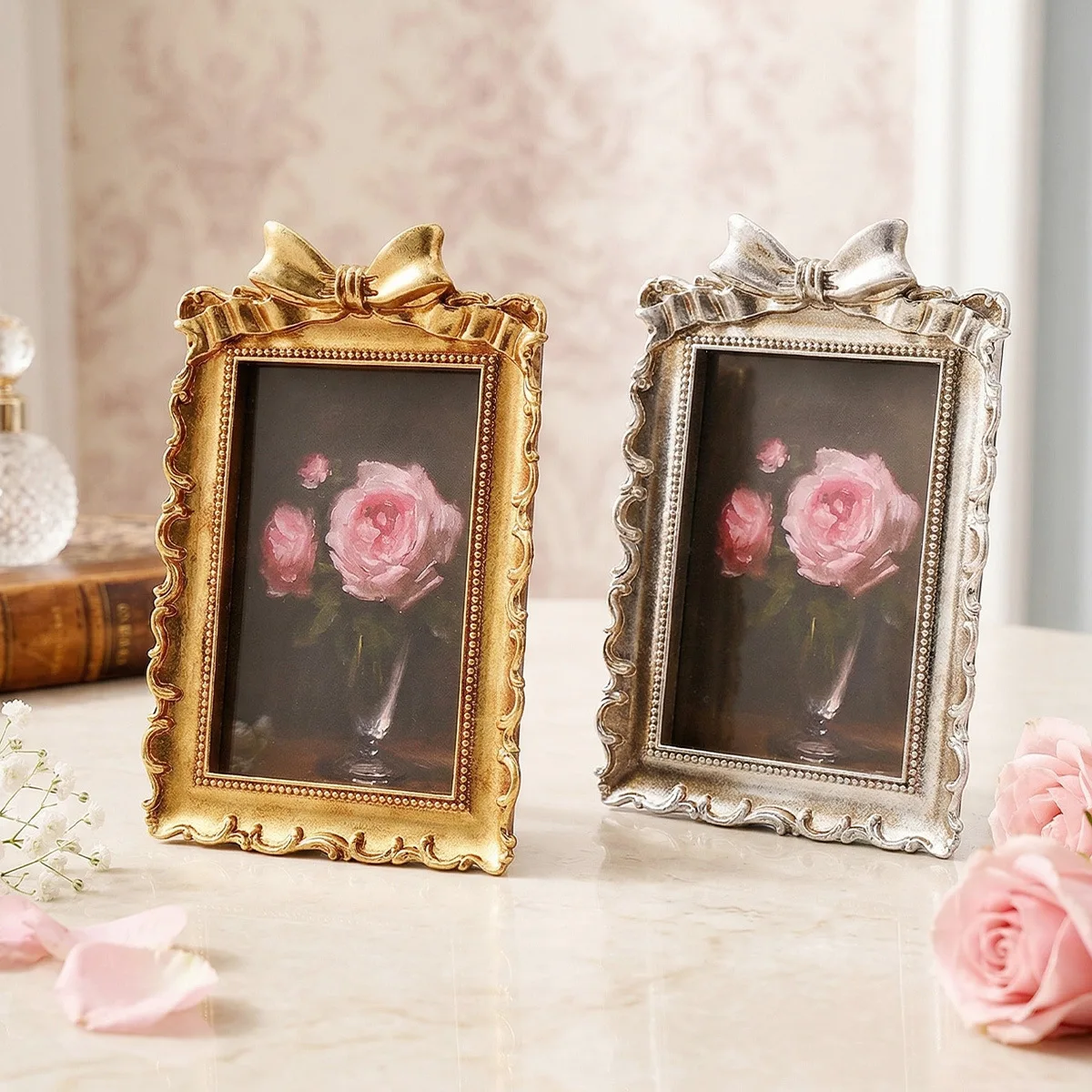 Classic bowknot lace photo frame made of resin, hand-painted, an ideal decoration for a cozy indoor tabletop