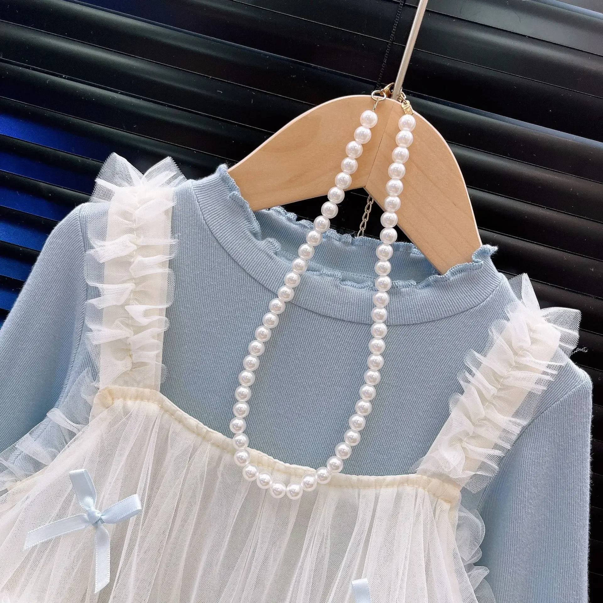 Mädchen-Set im koreanischen Stil, 3-teilig – Langarm-Oberteil, Trägerkleid & Jeans, lässiges Herbst-Outfit für Kinder – Detail 4