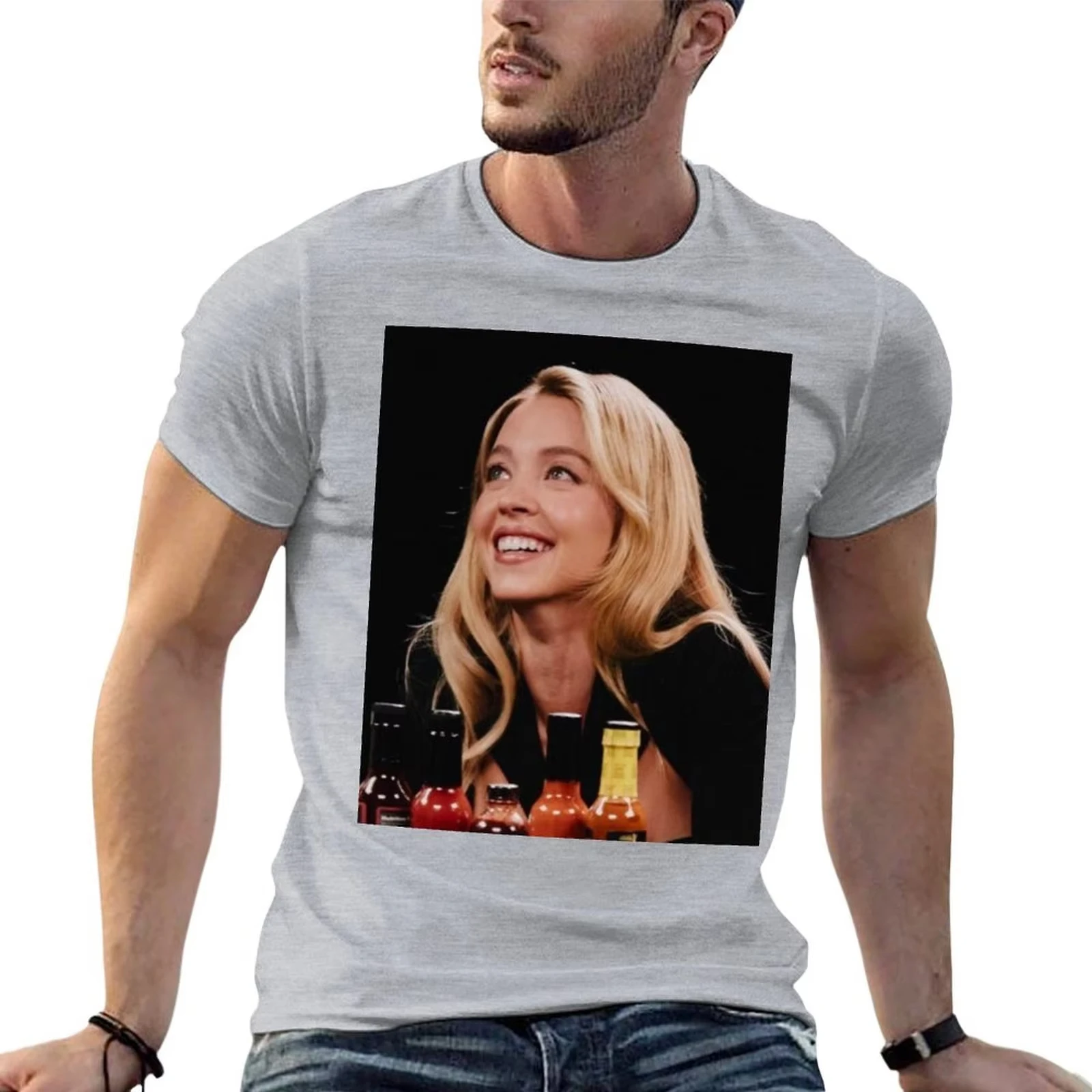 تي شيرت Sherk Sydney Sweeney تي شيرت جرافيك تي شيرت مغني الراب تي شيرت جرافيك صمم ملابس علوية بمقاسات كبيرة للرجال