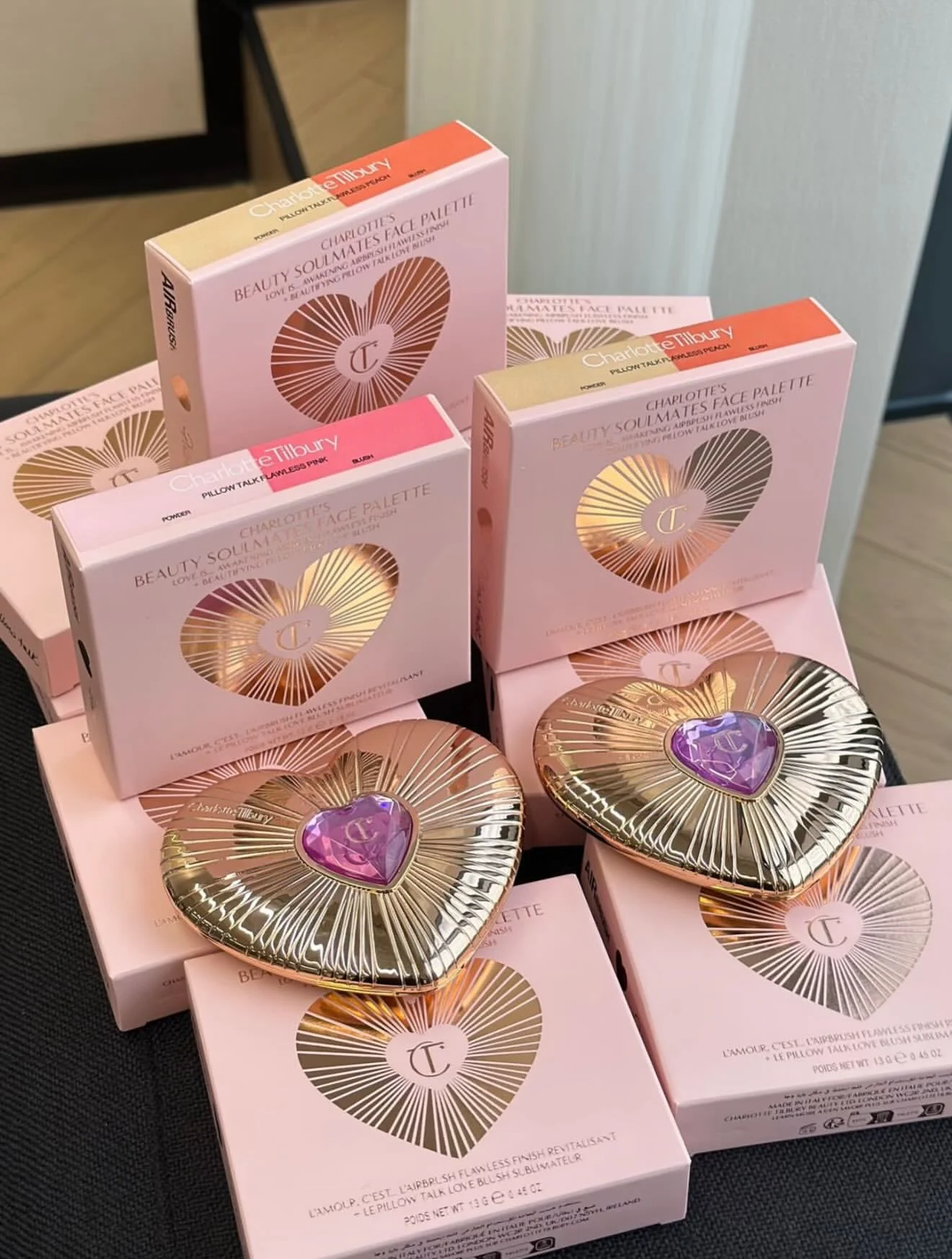 Image of Charlotte Tilbury Air Cushion Foundation Leichtgewichtig mit Dewy-Finish Langanhaltend Herzförmiger Puder-Rouge Schimmernd 2-in-1 Make-up
