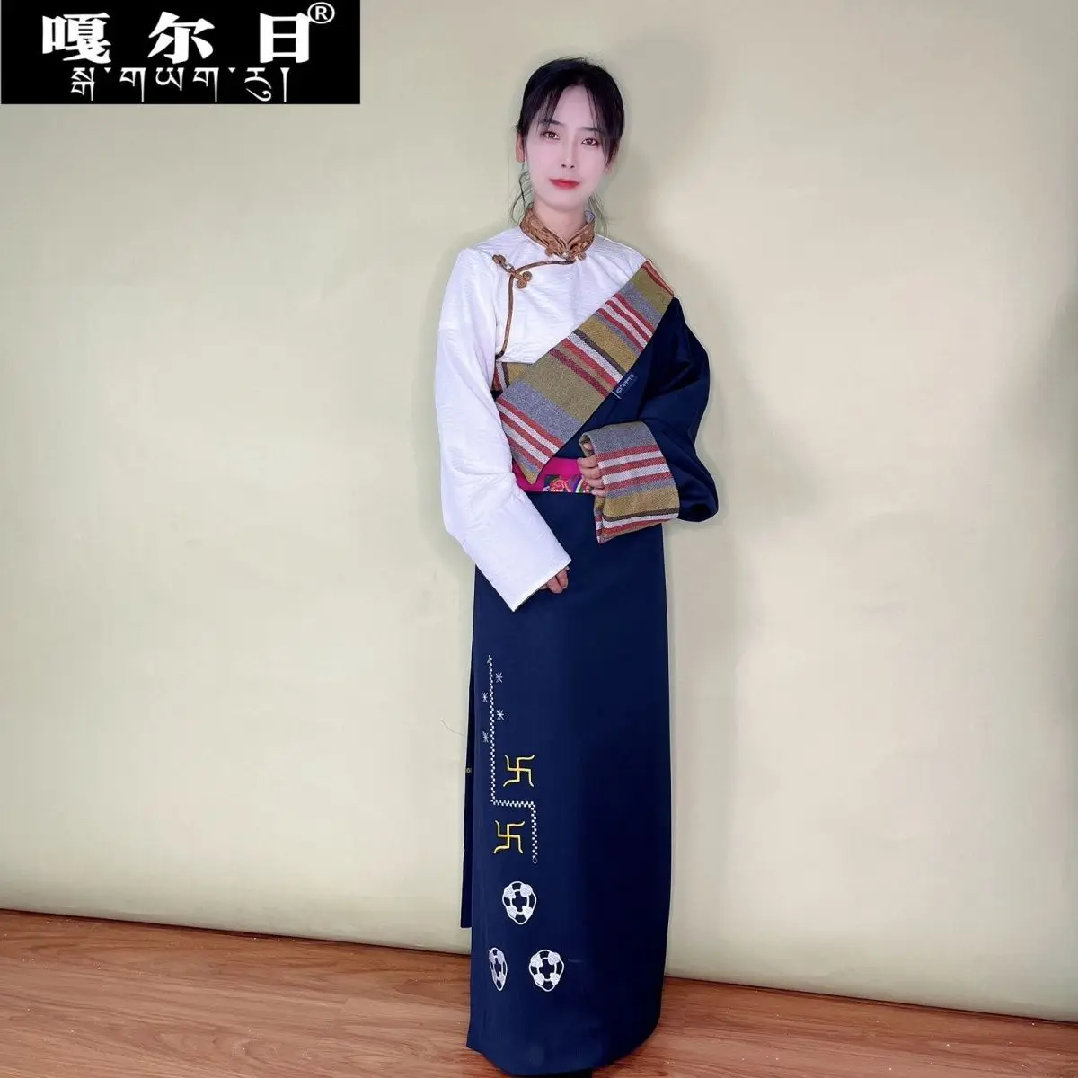 

2025 women's new high-end embroidery traditional women's single-piece Tibetan robe