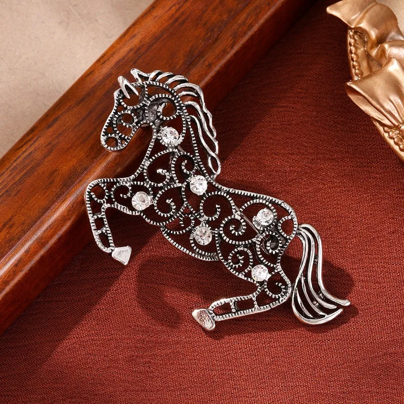Vintage Hollow-Out Galloping Horse Crystal Badges Brooch Classic Exquisite Clothing Coat Party Pin Jewelry For Lady Gifts