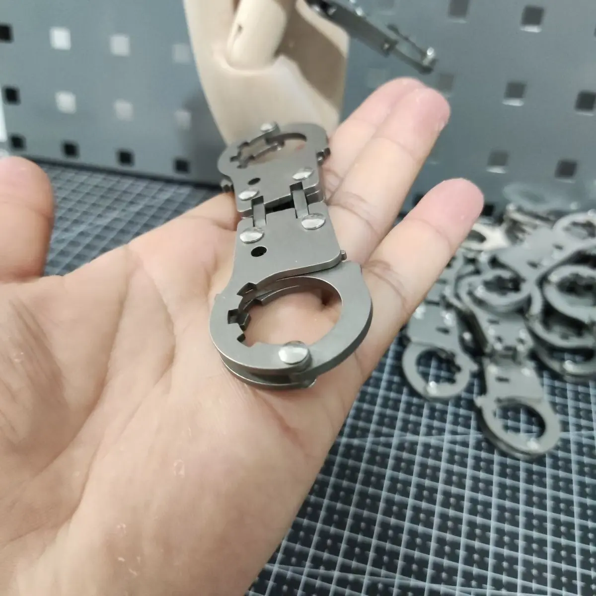 Stainless Steel Thumblock Button Female Buckle Handcuff Foot Toe Keychain Toy