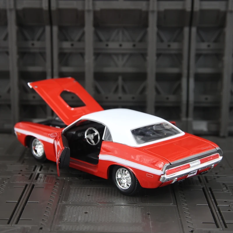 

Модель автомобиля Maisto 1:24 Dodge Challenger R/T Coupe из сплава, с открывающимися дверями и капотом, детализированная, высококачественная работа.