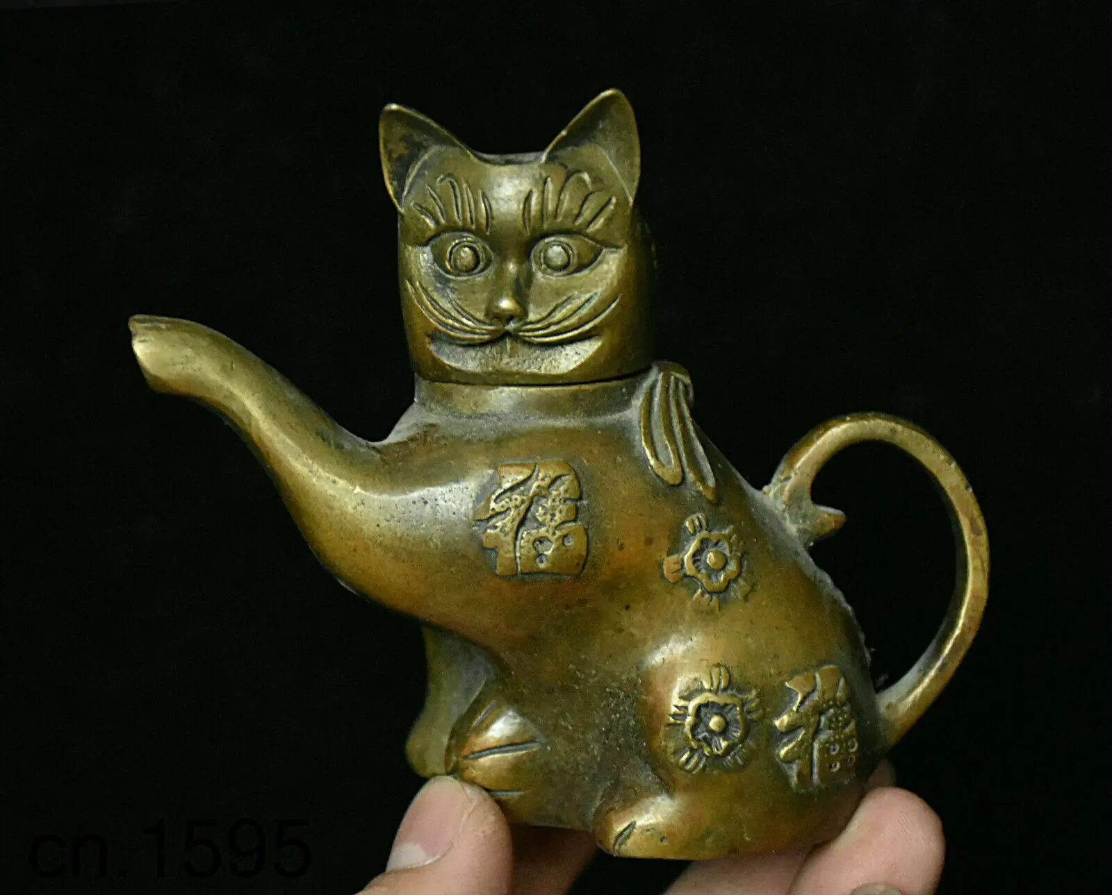 

Chinese bronze animal cat blessing ancient characters Wine pot pot teapot soup (also known as lucky cat)