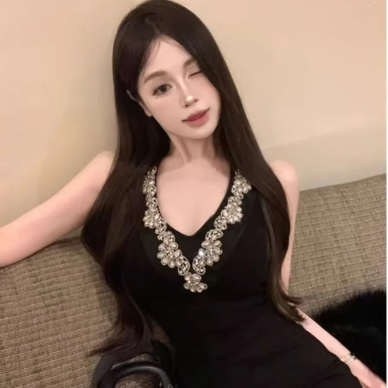 حجر الراين الرقبة الرافعة سترة المرأة الحمالة لباس خارجي 2025 صيف جديد Bodycon الساخن فتاة أنبوب سليم صالح تانك شيك