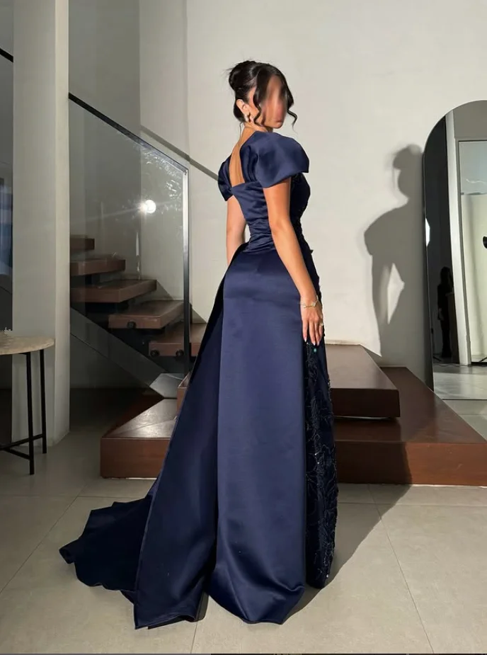 فساتين رسمية طويلة للحفلات الراقصة باللون الأزرق الداكن مع تنورة من الدانتيل والتطريز وأكمام قصيرة مخصصة من الجيرسيه للحفلات المسائية