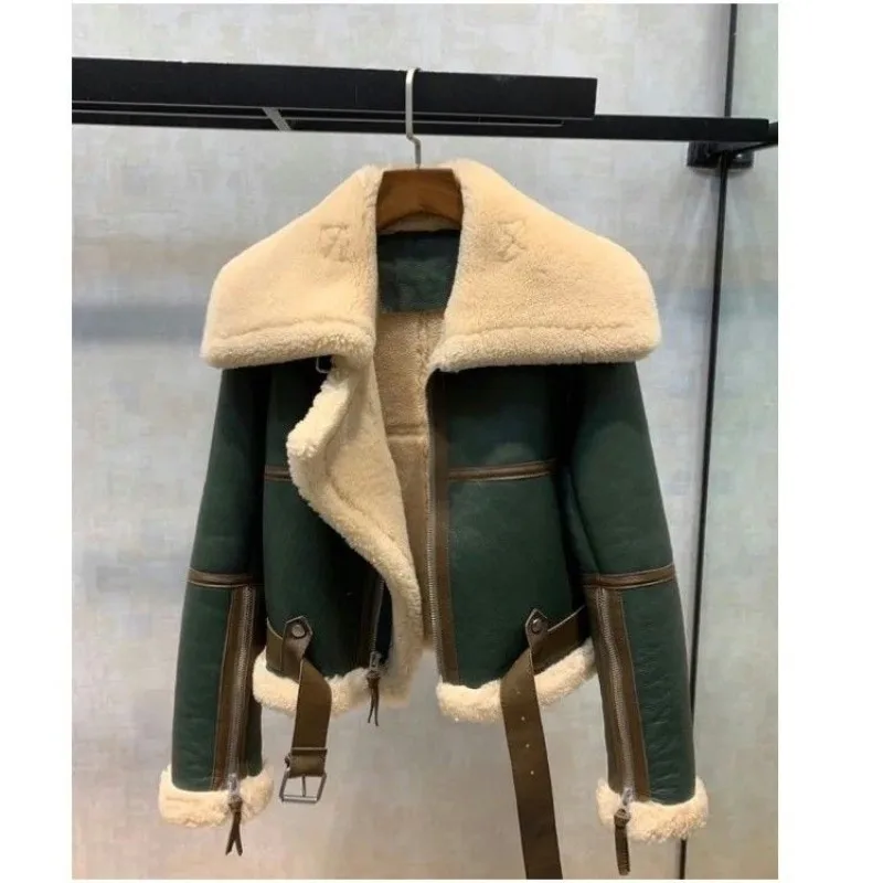 Winter new style green spliced large lapel motorcycle jacket for women thickened short fur one-piece shearling jacket