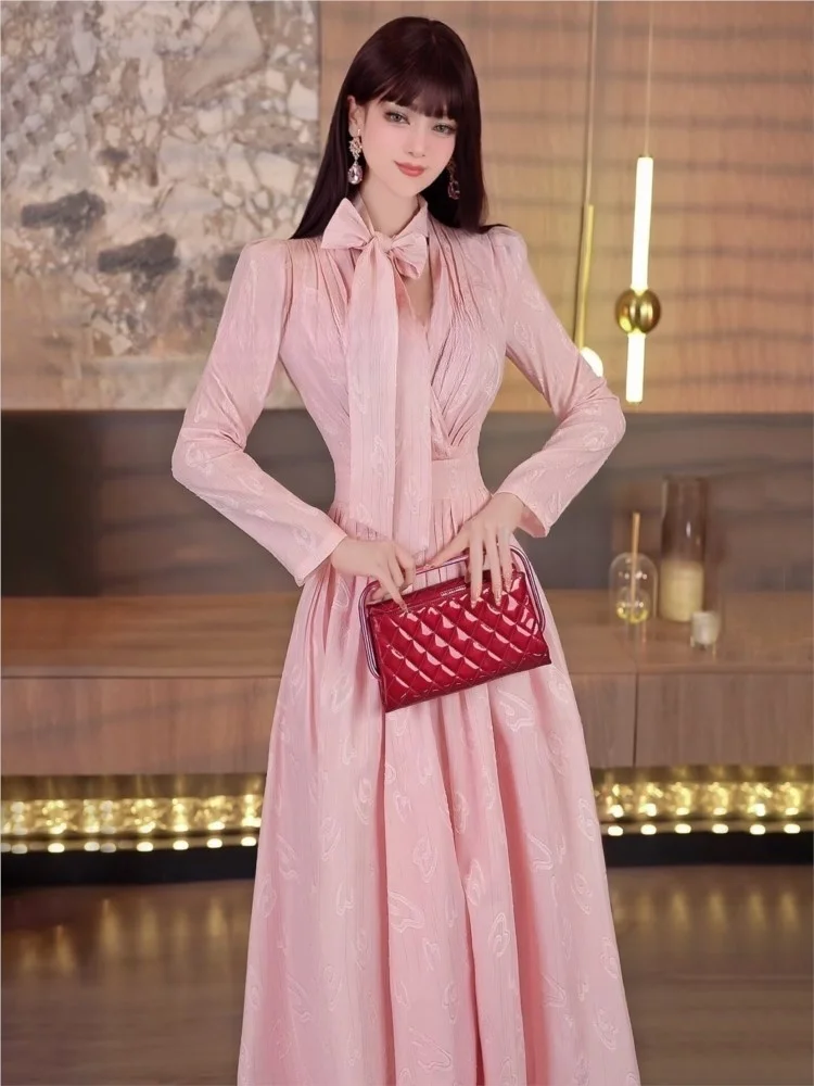 A new vacation-style long dress that reaches the knees and ankles exuding an early youthful vibe